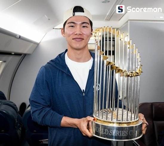 '韓 최초 역사' 김혜성, WS 우승 트로피 안고 미소…4일 LA 카퍼레이드 참가